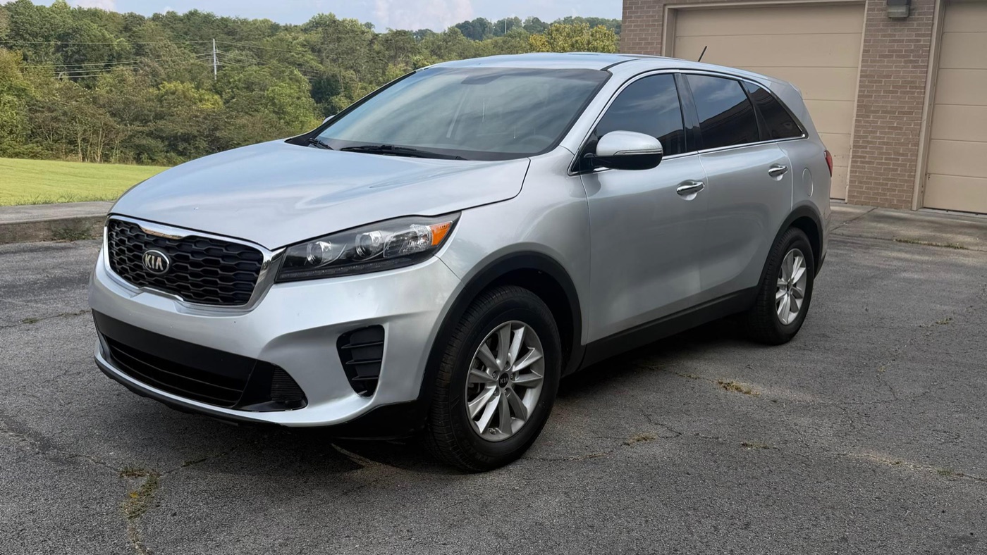 Silver 2019 Kia Sorento 7-seat SUV for rent in Knoxville — book on Turo